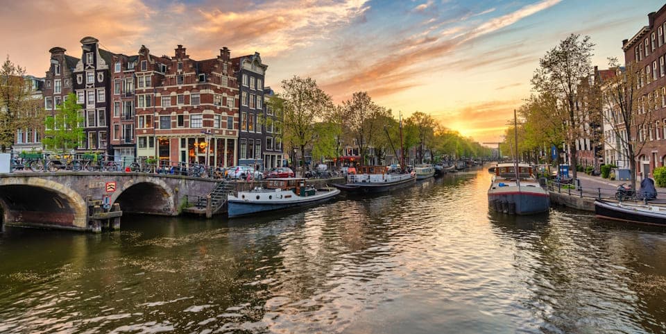 nábřeží amsterdamského kanálu
